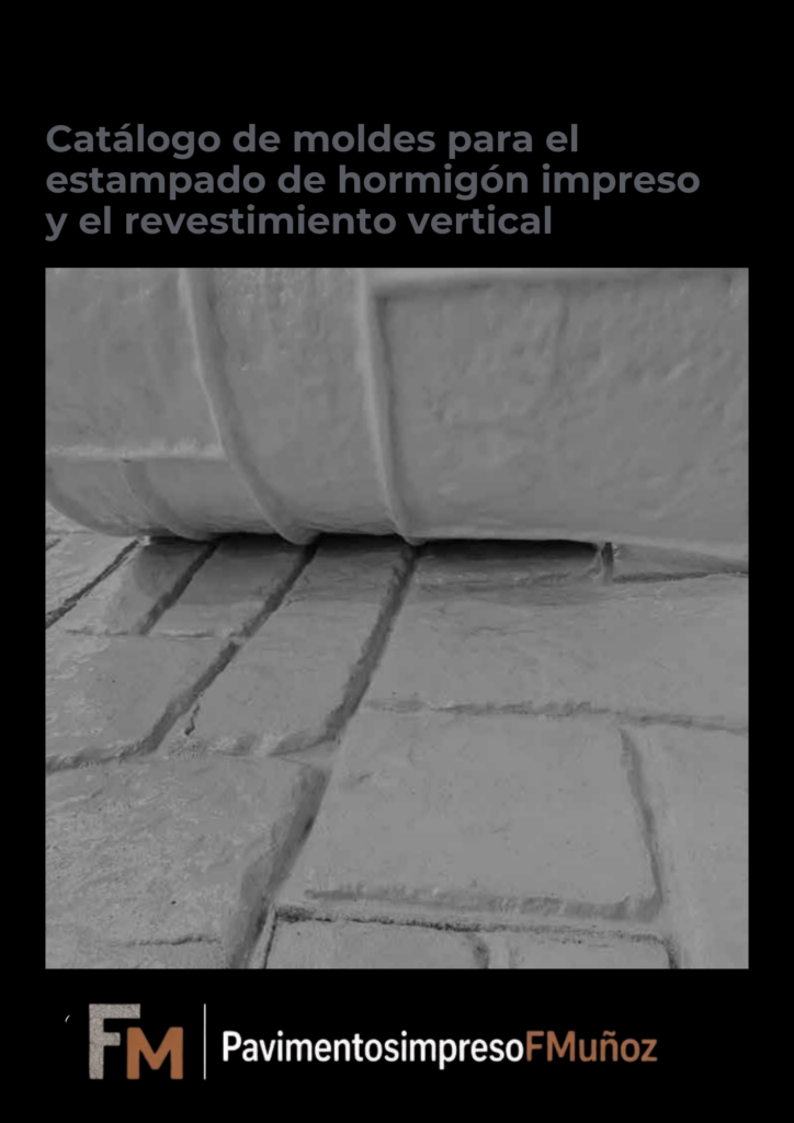 Terraza delantera con hormigón estampado imitación piedra de río