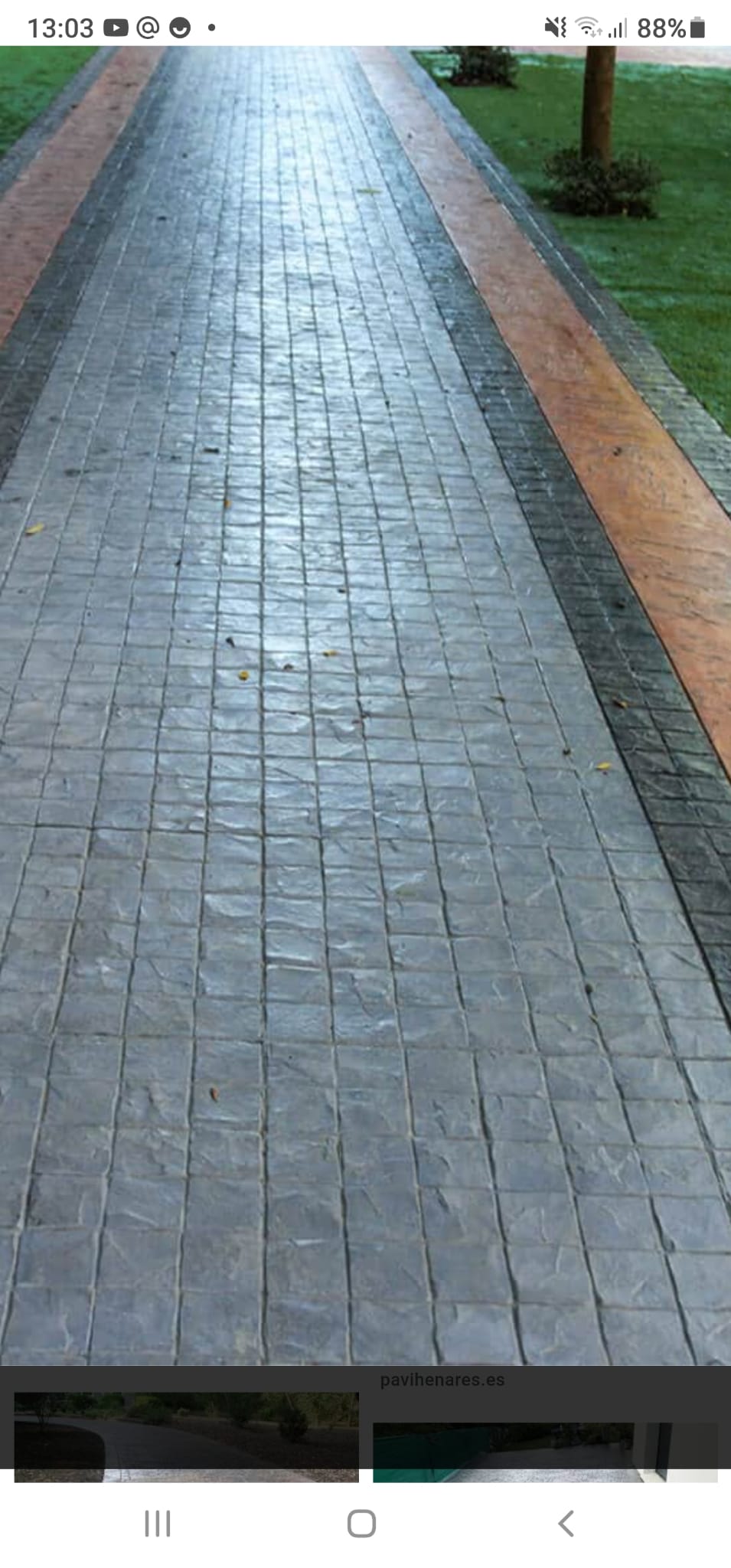Suelo hormigón impreso color arena para patio andaluz con macetas