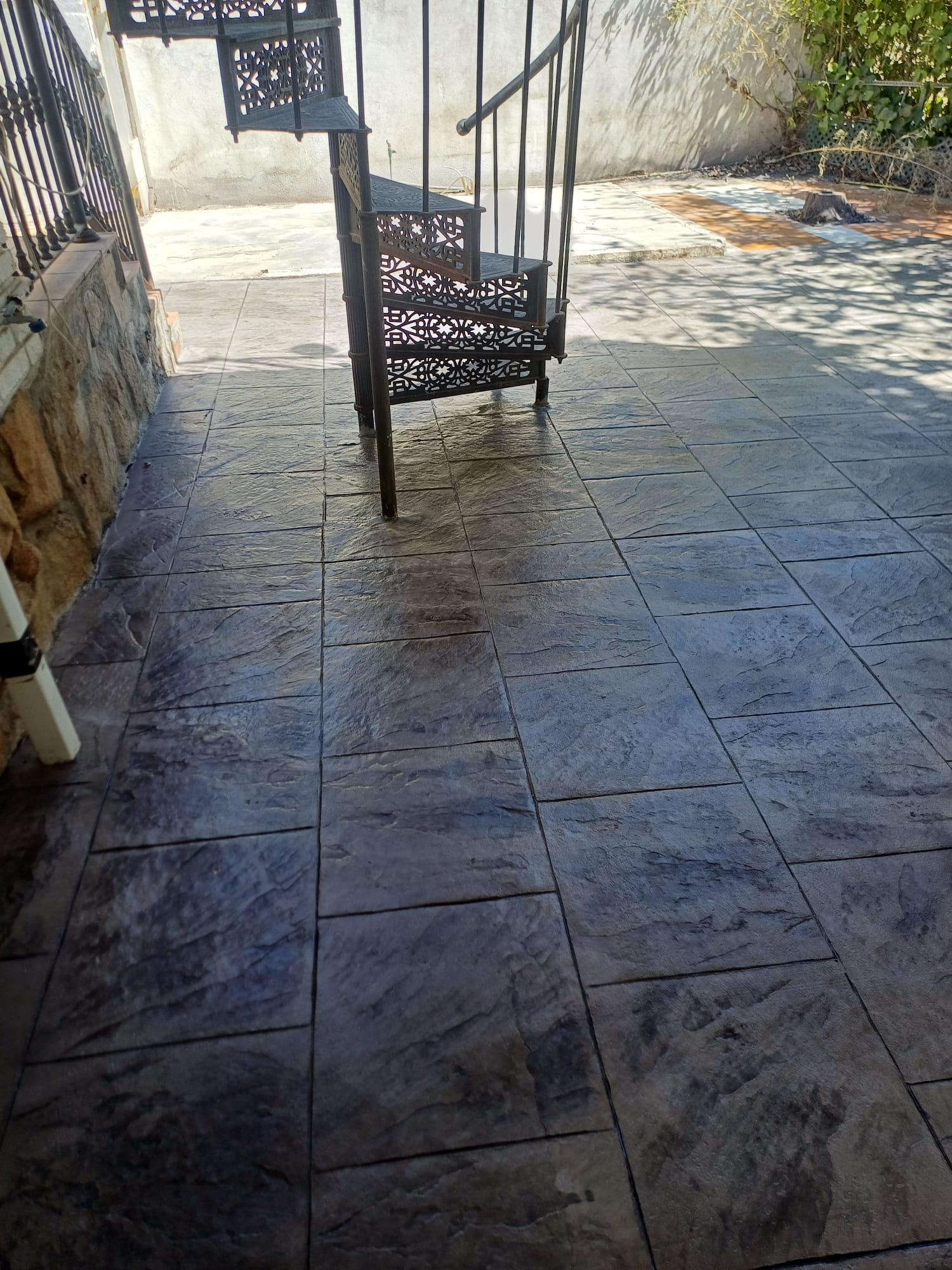 Pavimento exterior antideslizante junto a piscina privada Toledo