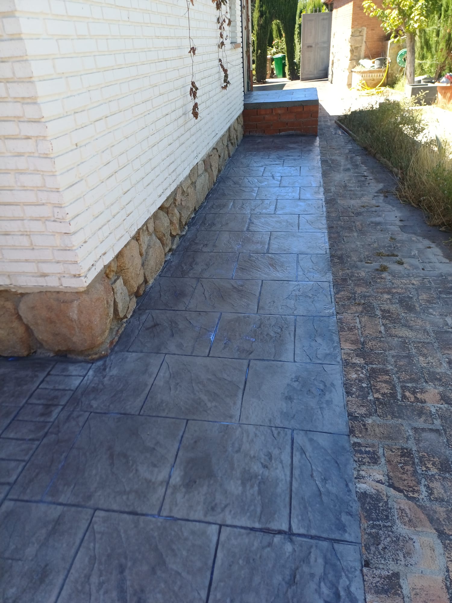 Hormigón impreso acabado madera decolorada en patio trasero