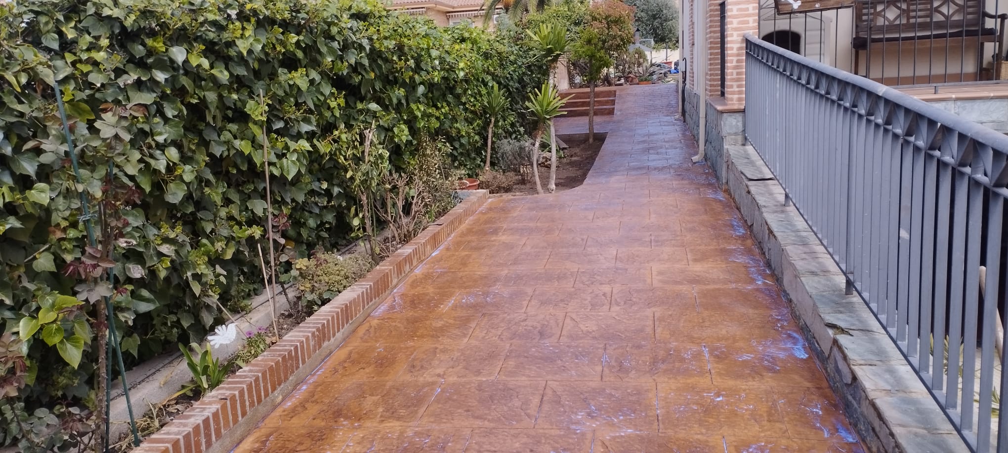Pavimento exterior antideslizante junto a piscina privada Toledo